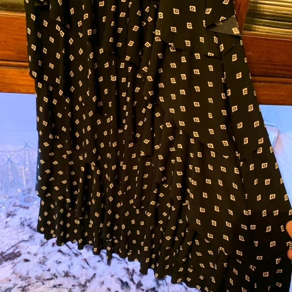 White House‎ black market ruffle tiered mini . Worn a few tines